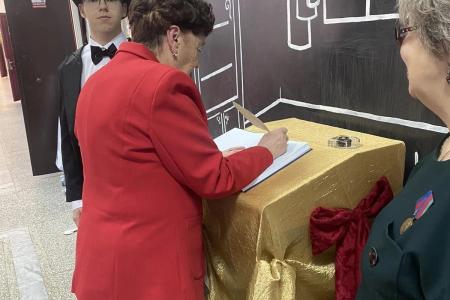 Депутат Тюменской областной Думы Тамара Николаевна Казанцева поздравила коллектив школы №1 города Тобольска со 170-летним юбилеем