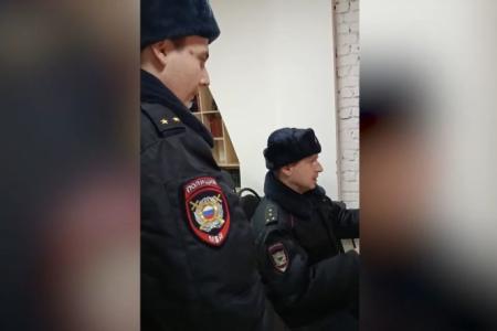 Саратовская область. Откройте, полиция! Люди в форме пришли к депутату-коммунисту