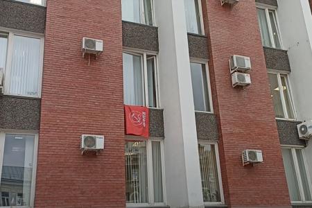 7 ноября в Саратове: красный флаг на здании облдумы