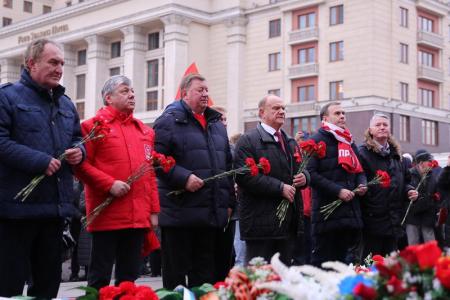 Состоялось возложение венков и цветов к Мавзолею В.И. Ленина