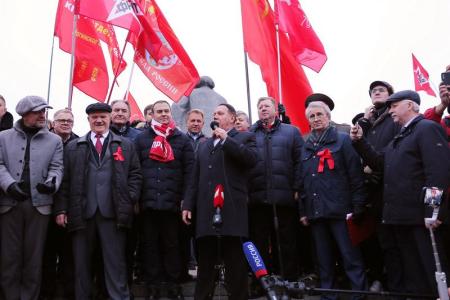 «Великому Октябрю – статус государственного общенародного праздника! Победа будет за нами!»