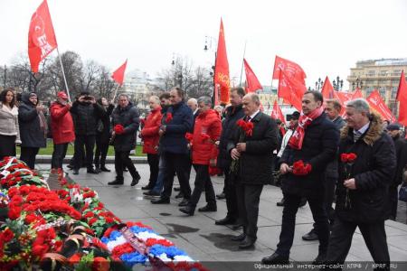 Состоялось возложение венков и цветов к Мавзолею В.И. Ленина