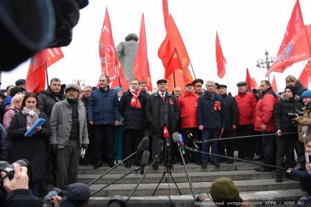 «Великому Октябрю – статус государственного общенародного праздника! Победа будет за нами!»