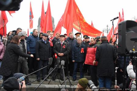 «Великому Октябрю – статус государственного общенародного праздника! Победа будет за нами!»