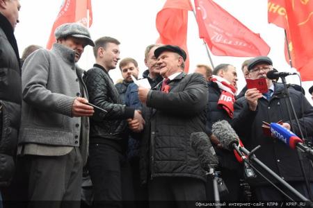 «Великому Октябрю – статус государственного общенародного праздника! Победа будет за нами!»
