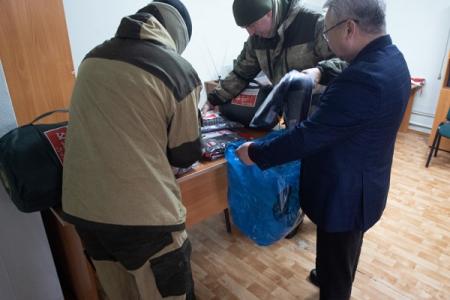 Калмыцкие коммунисты передали мобилизованным воинам посылки с теплыми вещами