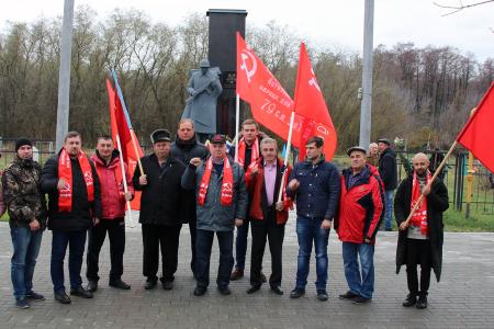 В честь 80-летия начала операции "Малый Сатурн" в Воронежской области по инициативе КПРФ состоялся автопробег