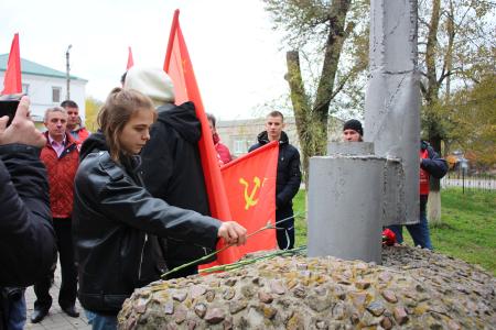В честь 80-летия начала операции "Малый Сатурн" в Воронежской области по инициативе КПРФ состоялся автопробег