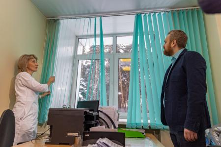 Екатеринбург. Депутат от КПРФ Роман Ступников помог обустроить кабинеты в городской больнице