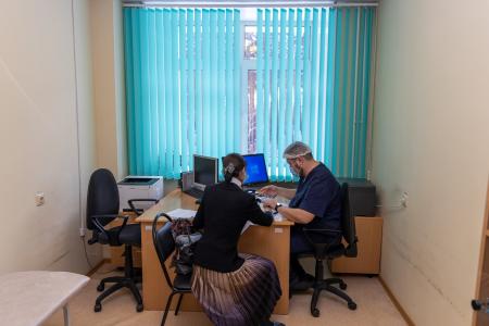 Екатеринбург. Депутат от КПРФ Роман Ступников помог обустроить кабинеты в городской больнице
