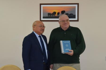 Первый секретарь Калмыцкого рескома партии Николай Нуров принял участие в "Круглом столе" Российского общества политологов