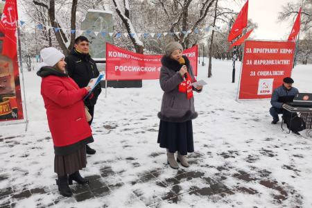 Тюменские коммунисты 7 ноября провели митинг и возложили красные гвоздики к памятникам В.И. Ленина и Борцам революции