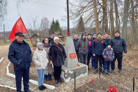 Тульские комсомольцы благоустроили могилу одного из первых активистов РКСМ в Белёве и сквер вокруг неё, а также возложили цветы к памятнику В.И. Ленину