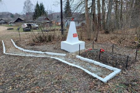 Тульские комсомольцы благоустроили могилу одного из первых активистов РКСМ в Белёве и сквер вокруг неё, а также возложили цветы к памятнику В.И. Ленину
