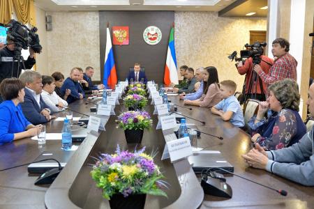 Глава Хакасии Валентин Коновалов вручил высокие государственные награды землякам - участникам спецоперации