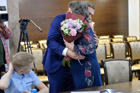 Глава Хакасии Валентин Коновалов вручил высокие государственные награды землякам - участникам спецоперации