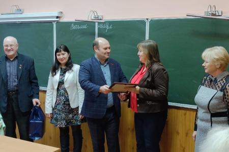Рязанская область. Депутаты КПРФ наградили ценными подарками группу учителей