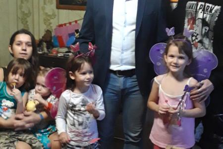 По поручению Сергея Гаврилова коммунисты и комсомольцы поздравили с Днем матери подопечные семьи