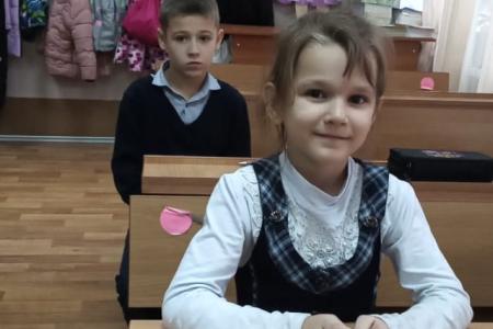 По поручению Сергея Гаврилова коммунисты и комсомольцы поздравили с Днем матери подопечные семьи