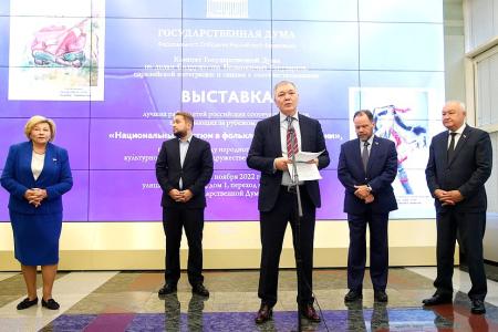 Леонид Калашников открыл выставку лучших работ детей российских соотечественников «Национальный костюм в фольклоре народов России»