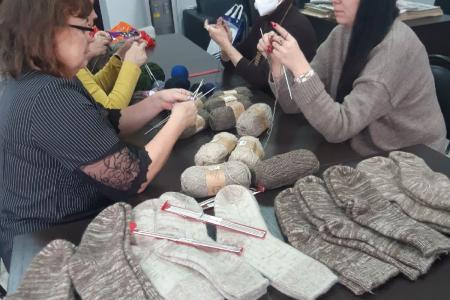 Теплые вещи для военнослужащих белгородские женщины делают своими руками