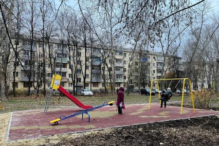 Рязань. Депутаты-коммунисты помогают жителям сделать двор уютным для детей