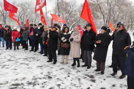 Тюменские коммунисты 7 ноября провели митинг и возложили красные гвоздики к памятникам В.И. Ленина и Борцам революции