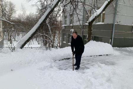 В Подмосковном Обкоме прошел субботник по уборке территории от снегопада