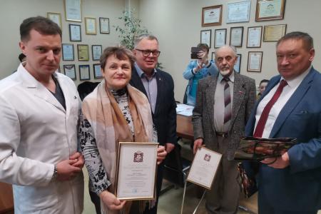 Руководитель фракции КПРФ в Мособлдуме Александр Наумов вручил награды медработникам и волонтёрам в Домодедове
