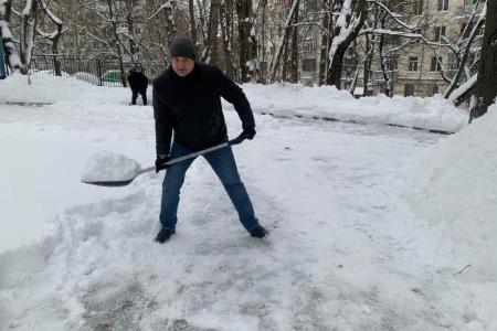 В Подмосковном Обкоме прошел субботник по уборке территории от снегопада