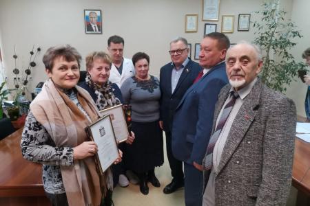 Руководитель фракции КПРФ в Мособлдуме Александр Наумов вручил награды медработникам и волонтёрам в Домодедове