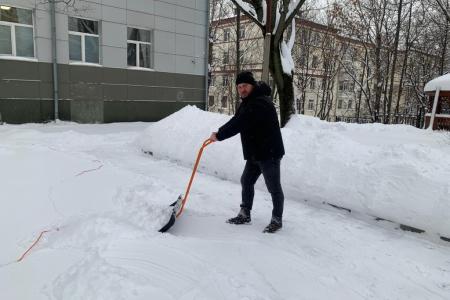 В Подмосковном Обкоме прошел субботник по уборке территории от снегопада