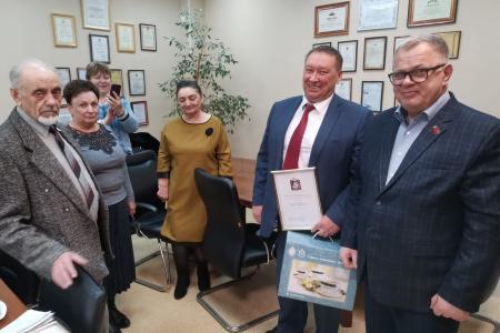 Руководитель фракции КПРФ в Мособлдуме Александр Наумов вручил награды медработникам и волонтёрам в Домодедове