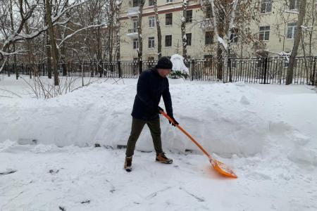 В Подмосковном Обкоме прошел субботник по уборке территории от снегопада
