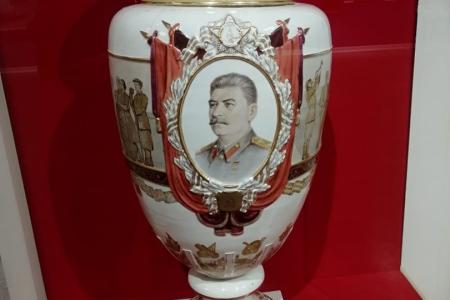 В Великом Новгороде открылась выставка под названием "Кипучая, могучая, никем непобедимая! 100 лет СССР"