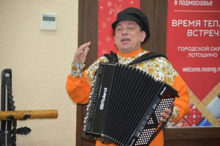 Зампред Мособлдумы, второй секретарь МК КПРФ Константин Черемисов вручил цифровой баян и музыкальное оборудование Лотошинскому Центральному Дому культуры
