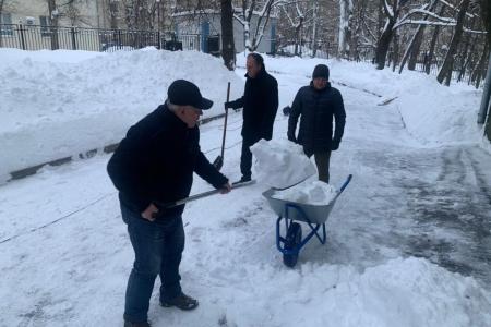 В Подмосковном Обкоме прошел субботник по уборке территории от снегопада