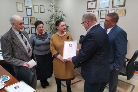 Руководитель фракции КПРФ в Мособлдуме Александр Наумов вручил награды медработникам и волонтёрам в Домодедове