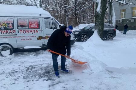 В Подмосковном Обкоме прошел субботник по уборке территории от снегопада