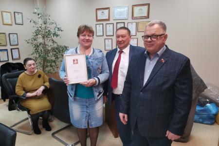 Руководитель фракции КПРФ в Мособлдуме Александр Наумов вручил награды медработникам и волонтёрам в Домодедове