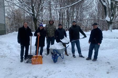 В Подмосковном Обкоме прошел субботник по уборке территории от снегопада