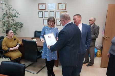 Руководитель фракции КПРФ в Мособлдуме Александр Наумов вручил награды медработникам и волонтёрам в Домодедове