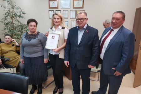 Руководитель фракции КПРФ в Мособлдуме Александр Наумов вручил награды медработникам и волонтёрам в Домодедове