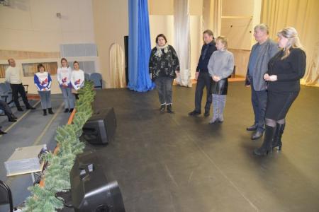 Зампред Мособлдумы, второй секретарь МК КПРФ Константин Черемисов вручил цифровой баян и музыкальное оборудование Лотошинскому Центральному Дому культуры