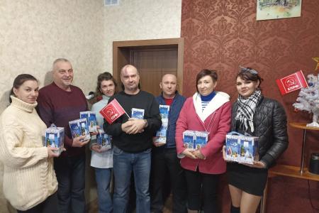 Дети из Запорожской области получили новогодние подарки от КПРФ