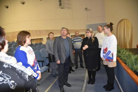 Зампред Мособлдумы, второй секретарь МК КПРФ Константин Черемисов вручил цифровой баян и музыкальное оборудование Лотошинскому Центральному Дому культуры