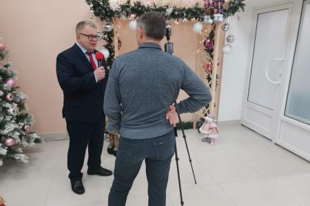 Руководитель фракции КПРФ в Мособлдуме Александр Наумов вручил награды работникам совхоза им. Ленина