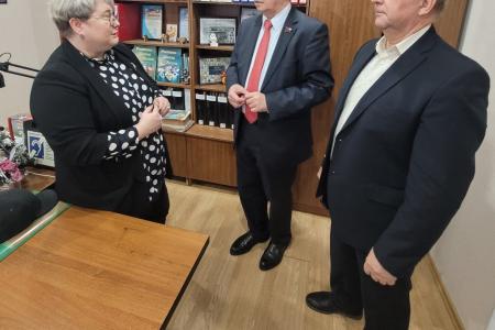 Краснодарский край. Коммунист-депутат Госдумы Н.И. Осадчий поздравил с Новым годом учащихся и педагогов коррекционной школы в Усть-Лабинске