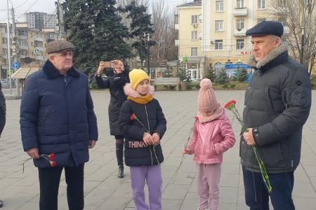 Ростов-на-Дону: Красные гвоздики - основателю СССР!