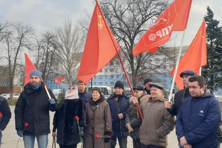 Ростов-на-Дону: Красные гвоздики - основателю СССР!